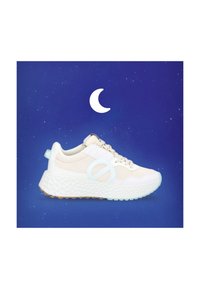 Sneaker beige chiaro con accenti bianchi e blu pastello. Presenta una suola texturizzata, un logo rotondo e una intersuola imbottita per il comfort.