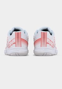 Ζευγάρι αθλητικών παπουτσιών σε λευκό και ροζ, που φαίνονται από πίσω, με σχεδιασμένες πλευρές και υφασμένες σόλες σε λευκό φόντο.