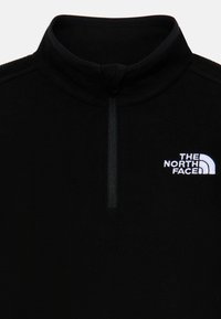 Svart fleece halvdraget tröja med ståkrage, med en vit logotyp på vänster bröst och en texturerad tygyta.