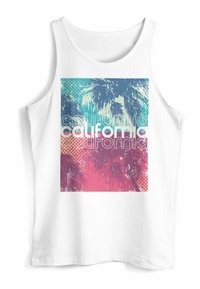 Weißes Tanktop mit einem bunten Grafikdesign von Palmen, überlagert mit dem Text "california" in verschiedenen Schriftarten, vor einem Hintergrund mit einem Blau-zu-Rosa-Verlauf.
