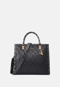 Černá syntetická kabelka s embosovaným vzorem loga, zlatými kovovými doplňky a dvojitými vrchními uchy. Obsahuje odnímatelný ramenní popruh a přívěšek.