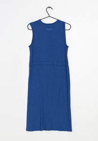 Modré žebrované šaty bez rukávů s kulatým výstřihem, přiléhavým pasem a splývavou sukní. Visí na černém háčku na jednobarevném pozadí.