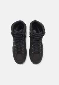 Zwarte high-top sneakers van gemêleerd materiaal, met een versterkte neus en ronde veters. Bevat een gevoerd kraag en tong voor extra comfort.