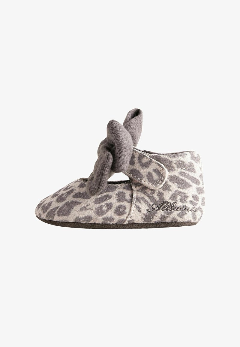 Weicher Babyschuh mit grauem Leopardenmuster, einer Stoffschleife oben und einem Seitenriemen mit gesticktem Markennamen.