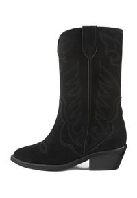 Botină de cowboy din suede negru, cu model floral cusut, vârf ascuțit și toc bloc mic. Dispune de un șiret înalt și o bucată de plastic pentru a o trage.