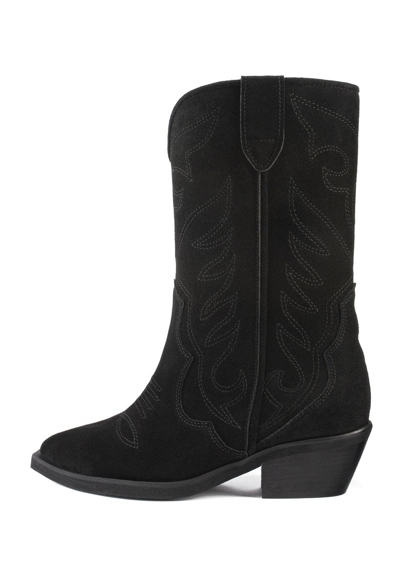 Botină de cowboy din suede negru, cu model floral cusut, vârf ascuțit și toc bloc mic. Dispune de un șiret înalt și o bucată de plastic pentru a o trage.