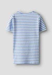 Kortærmet t-shirt i lyseblå og hvid stribet bomuldsstof, med rund hals og en afslappet pasform. Struktureret overflade med vandrette striber.