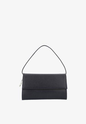 Schwarze rechteckige Lederhandtasche mit einem dünnen Schulterriemen und einer Klappe, vor weißem Hintergrund dargestellt.