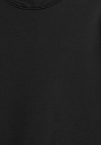 Sweat-shirt noir à col rond avec col côtelé et manches longues, présenté à plat sans logo ni motif visible.