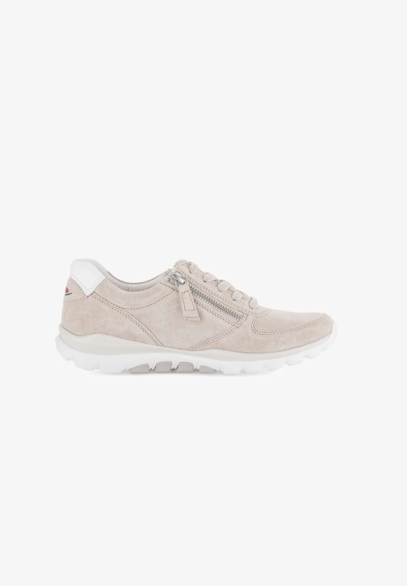Baskets en daim beige avec semelle en caoutchouc blanche, lacets à l'avant, fermeture éclair latérale et languette de talon blanche.