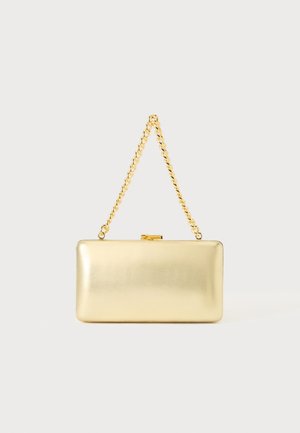 Rechteckige goldene Clutch mit glänzender Oberfläche, Metallverschluss und kurzem goldenen Kettenhenkel vor hellem, einfarbigem Hintergrund.