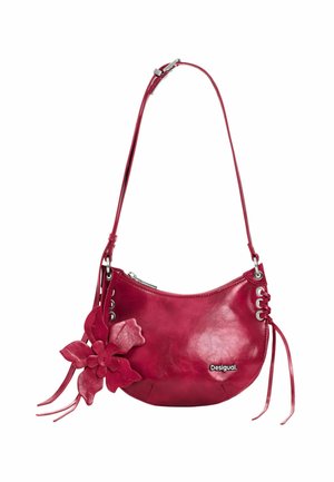 Piros bőr válltáska állítható pánttal, díszítő virágmotívummal, oldalsó fűzős részletekkel és előlapján márkás fém logóval.