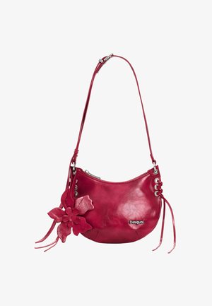 Rode leren schoudertas met verstelbare riem, decoratief bloemaccent, zijkant met veterdetails en een metalen logo van het merk aan de voorkant.