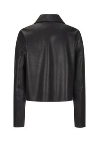 Schwarze, kurz geschnittene Lederjacke mit klassischem Kragen, langen Ärmeln und glatter Textur. Verfügt über ein minimalistisches Design und klare Linien.