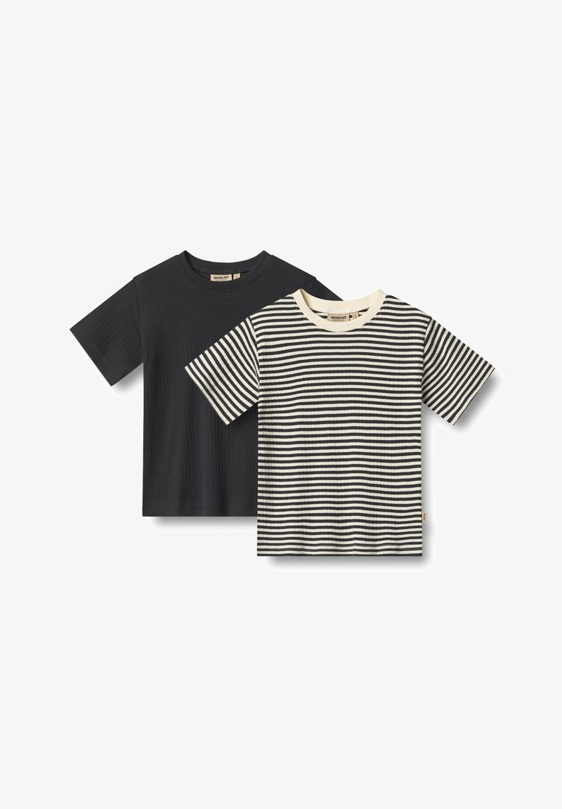 Deux t-shirts : l'un est noir uni avec une texture côtelée ; l'autre est crème et noir à rayures avec un col rond. Les deux ont des manches courtes.