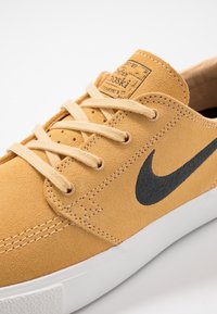 Nike SB Sneakers - tan