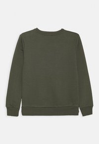 Ciemnozielona bluza z ribbowanym okrągłym dekoltem, długimi rękawami i prostym dołem. Wykonana z miękkiego materiału, bez widocznych grafik ani wzorów.