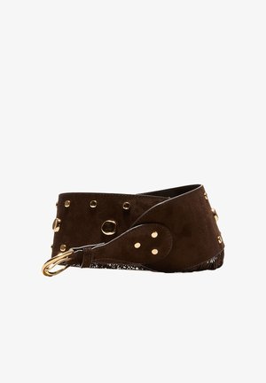 Dunkelbrauner Wildledergürtel mit goldenen Nieten und einer runden goldenen Schnalle, flach liegend mit Fransen am Rand auf weißem Hintergrund.