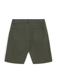 Olivgrüne Denim-Shorts, mit mittlerer Leibhöhe und geradem Schnitt. Zwei Gesäßtaschen mit einfachem Design, verstärkten Nähten und einem sauberen Saum.