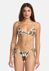 Ensemble de bikini avec un fond vert et des motifs de feuilles violettes foncées. Présente des bretelles spaghetti ajustables et des détails à nouer sur le bas du bikini.