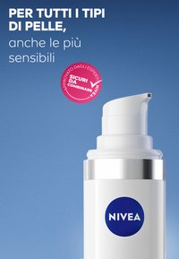 Flacone bianco con pompa, fascia argentata e logo NIVEA blu. L'etichetta indica l'idoneità per pelli sensibili, con un adesivo rosa di approvazione.
