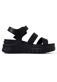 Sandali platform neri con suola spessa, dotati di tre cinturini regolabili per una vestibilità sicura e una texture in pelle liscia.