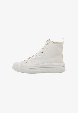 Hoge witte canvas sneakers met een gestructureerde oppervlakte, ronde neus, platte zool en contrasterende gestreepte details op de zool.