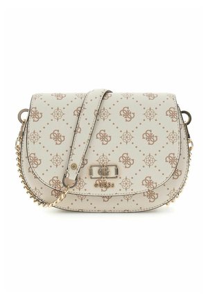 Sac bandoulière crème avec motif monogramme beige, chaîne dorée et fermoir avec logo Guess sur le rabat avant.