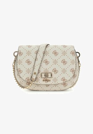 Sac bandoulière crème avec motif monogramme beige, chaîne dorée et fermoir avec logo Guess sur le rabat avant.