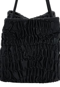 Sort lædertaske med en rynket tekstur, blødt materiale og åben top. Designet inkluderer vævet detaljer og tynde skulderstropper.