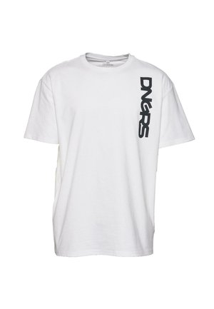 Fehér pamut póló, laza fazonnal és rövid ujjakkal, melynek bal oldalán egy hangsúlyos fekete függőleges logónyomás található.