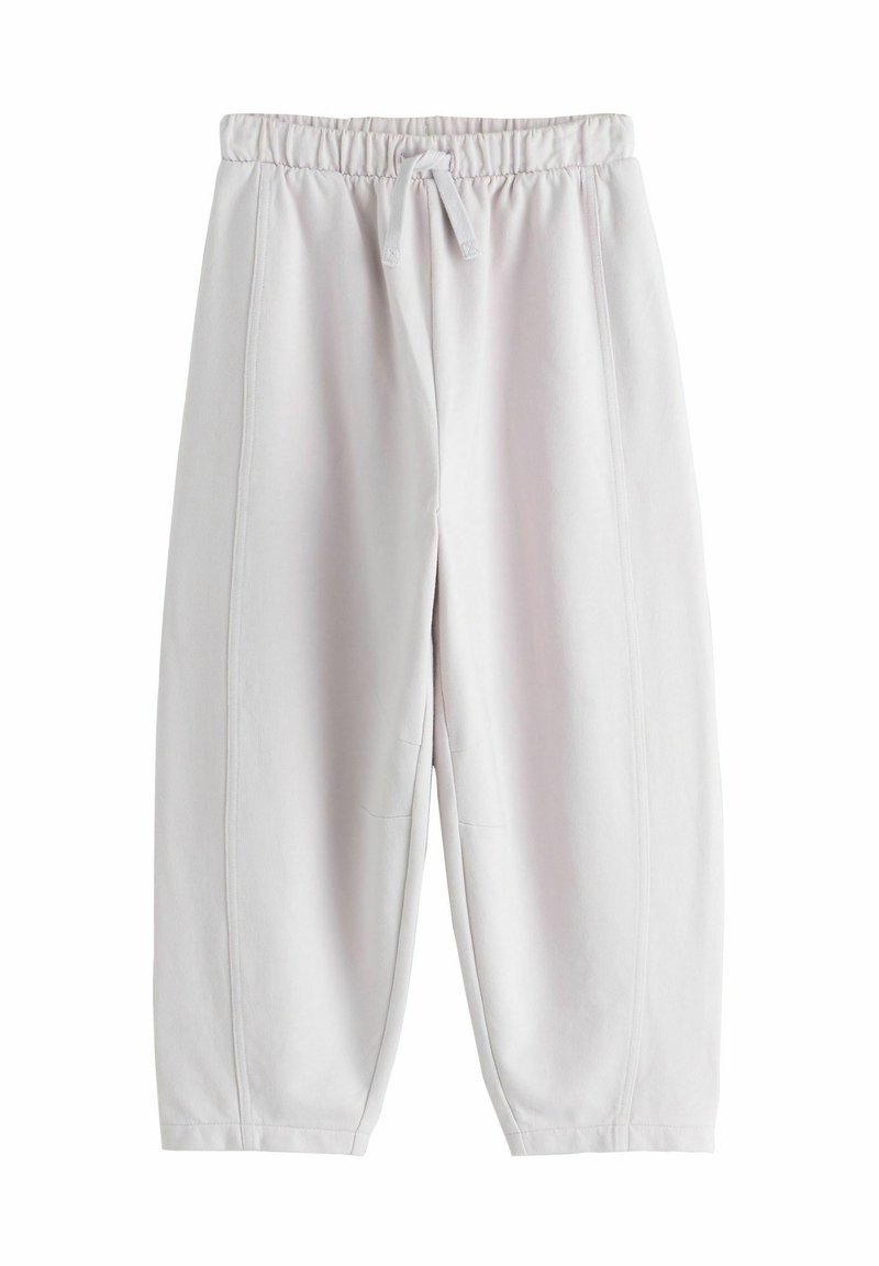 Pantalones deportivos gris claro con cintura elástica y cordón ajustable. Presentan bolsillos laterales y un corte relajado. Tejido de mezcla de algodón suave.