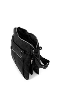 Schwarze Canvas-Umhängetasche mit Reißverschlussfächern, verstellbarem Tragegurt und Außentasche. Verfügt über eine strukturierte Oberfläche und Logodetail.