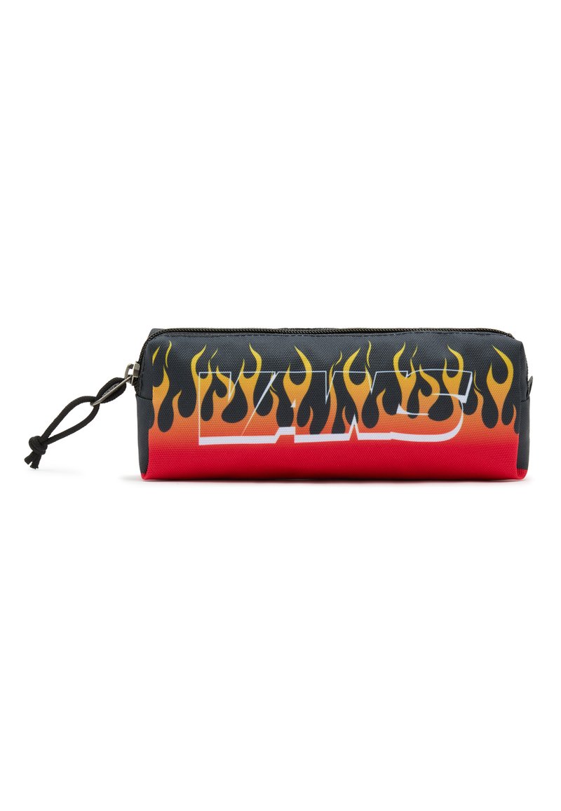 Estuche de lápices negro con gráficos de llamas en amarillo y naranja intenso, con un logo blanco, cierre de cremallera y un cordón negro para colgar.