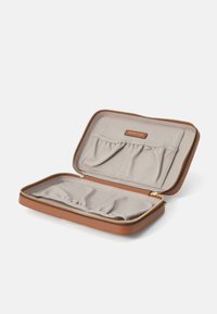 Cartera de cuero texturizado marrón con interior beige, cierre de cremallera, múltiples ranuras para tarjetas y un parche con logo. Diseño abierto para un fácil acceso.
