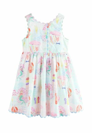 Vestito bianco senza maniche con stampa colorata a tema mare che include sirene, aragoste, conchiglie, ombrelloni e occhiali da sole, con bordi smerlati.