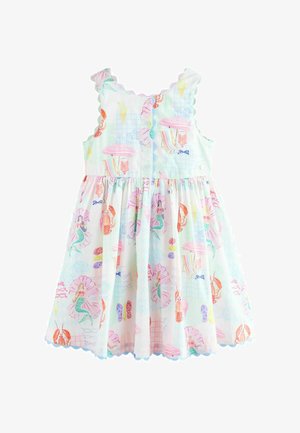 Ærmeløs hvid kjole med farverigt strandtema-print inklusive havfruer, hummere, muslingeskaller, parasoller og solbriller, med bølgede kanter.