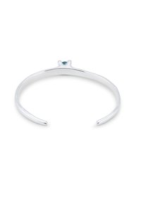 Brazalete de plata con acabado liso y pulido y diseño abierto; presenta una pequeña piedra preciosa azul claro en el centro.