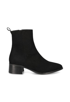 Bottine noire en daim avec une texture lisse, bout pointu et un talon épais. Présente une languette à l'arrière et une fermeture éclair sur le côté.