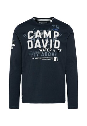 Camiseta de manga larga de la marina, hecha de algodón, con texto impreso en blanco y azul, incluyendo "CAMP DAVID" y varios acentos gráficos.