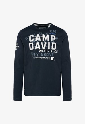 Marineblauw T-shirt met lange mouwen van katoen, met witte en blauwe bedrukte tekst, waaronder "CAMP DAVID" en verschillende grafische accenten.