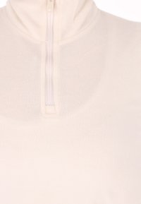 Lyscremet fleece-pullover med høj krave og halvlynlås. Blød tekstur med en glat finish, ingen synlige mønstre eller accenter.