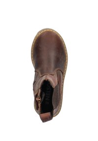 Bruine leren enkelboot met zijrits, ronde neus, contrasterende stiknaad en een duurzame rubberen zool. Het interieur heeft een gevoerde voetbed.