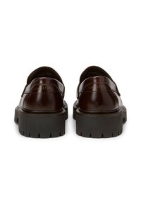 Bruine leren schoenen met een glanzende afwerking, een robuuste zwarte rubberen zool en subtiele branding aan de achterkant. Beschikt over een slank, minimalistisch ontwerp.