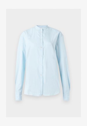 Hele sinine pikkade varrukatega nööbitav särk paelakaeluse ja kergelt kõverdatud äärega, esitatud lihtsal taustal.