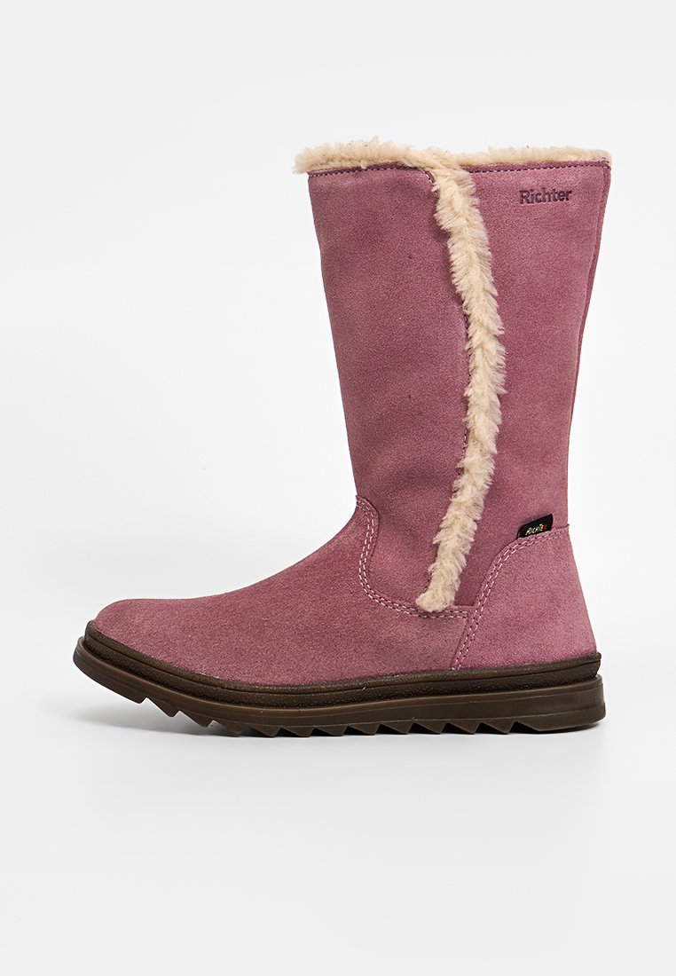 Bota de ante rosa hasta la rodilla con borde de pelaje sintético en la parte superior, suela de goma y logo. Superficie lisa y texturizada para estabilidad y agarre.