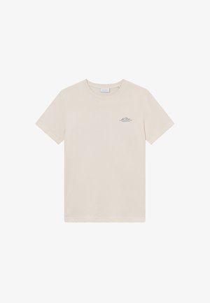 Krēmveida kokvilnas T-krekls ar īsām piedurknēm, apaļu kakla izgriezumu un mazu zilu logo kreisajā krūtī. Gluda tekstūra un brīva piegriezuma.