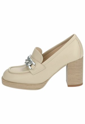 Mocassin à talon en cuir beige avec un accent en chaîne argentée, bout rond et talon empilé texturé. Finition lisse avec des détails cousus.