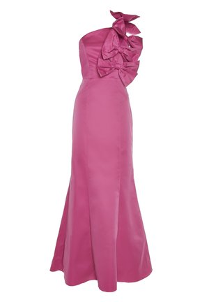 Lyserød, satin, ét-skulder kjole med en tekstureret skæring og lagdelte sløjfedetaljer på den ene side, slank, tætsiddende silhuet og en lang nederdel.