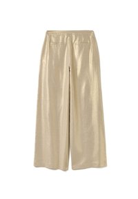 Pantaloni larghi d'oro realizzati in un tessuto lucido. Presentano una superficie liscia con due tasche posteriori e una finitura pulita in vita.
